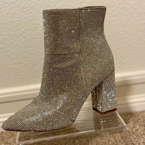 Madden Girl rhinestone boot heel.             Size 6.5-7 (fits both)